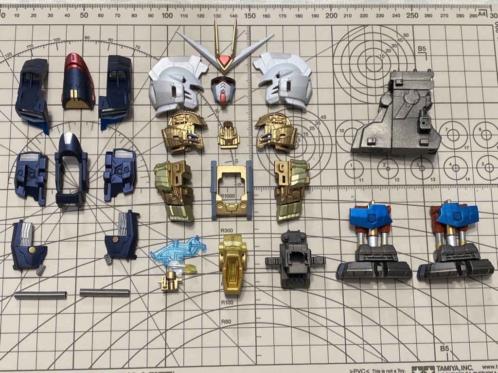 組む前のパーツ。45ピースあります。塗り分けが多そうですぁ、胸側の排気口が面倒くさい以外は手間がかかるだけで大した事無いです。