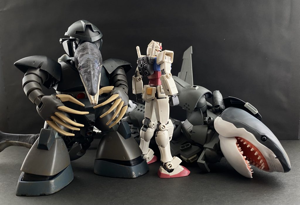 「…うん、技術中尉、お前は泳がないのか？水が気持ちいいぞ」「あ、いえ、自分は…」「…なんだ、さっきのことを気にしているのか？」「そういうわけでは、…あっ」「？…どうした、技術中尉」「だっ、駄目です。特務大尉。動いてはっ」「動く？…いったい何を言っている技術中尉」「いっ、いけません！そんな大股で歩いて来てはっ、紐がっ！」「何を言っているのだ技術中尉！だいたい貴様は、いつも回りくどいことを」「だめですっ、…そのっ、ヒモが、紐がっ！」(外野)「おおっ、おお」「中尉！記録願います。願いまっ…」