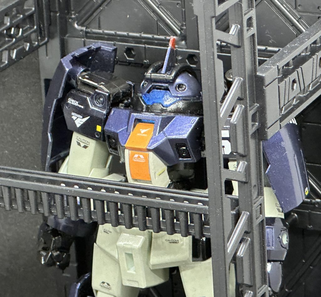 全身のデカールは水星用デカールからチュチュ専用、一般機用の物を合わせて使用見本通りに貼ると色の違いで見づらくなるから地味に苦労してたり…