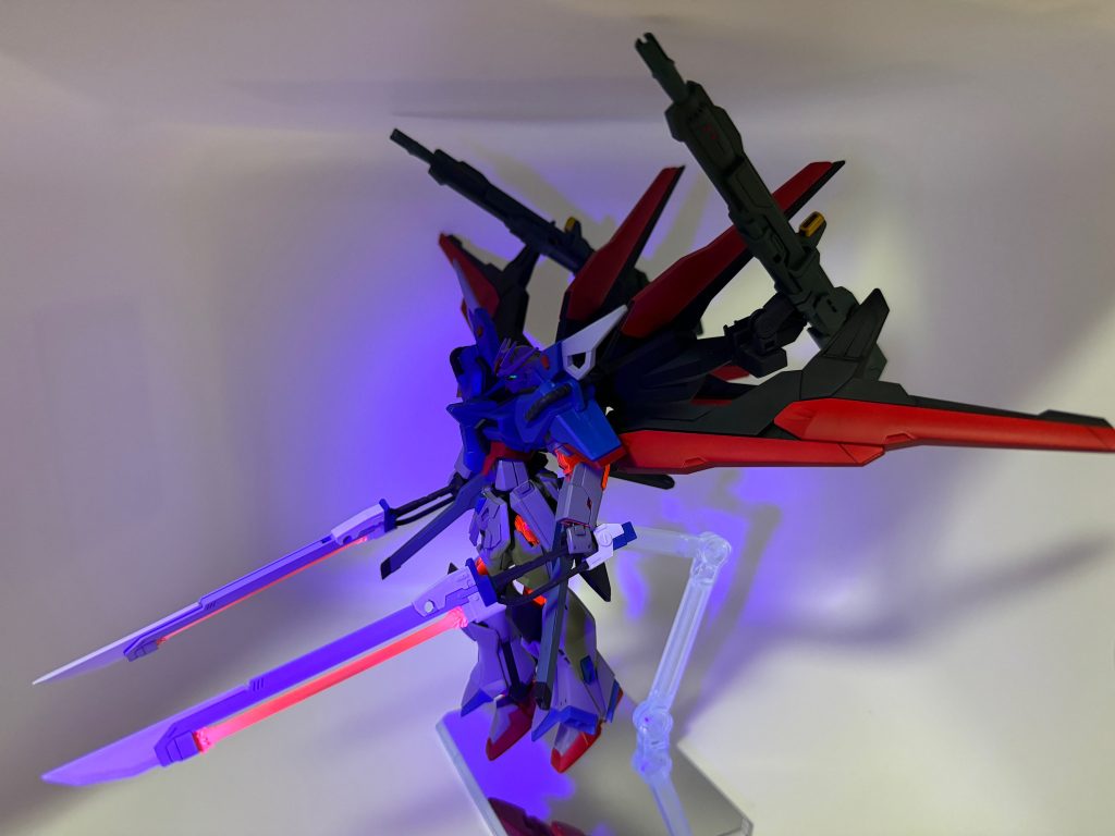 足のフレームも発光するのですが、追加装甲に阻まれ見えません汗