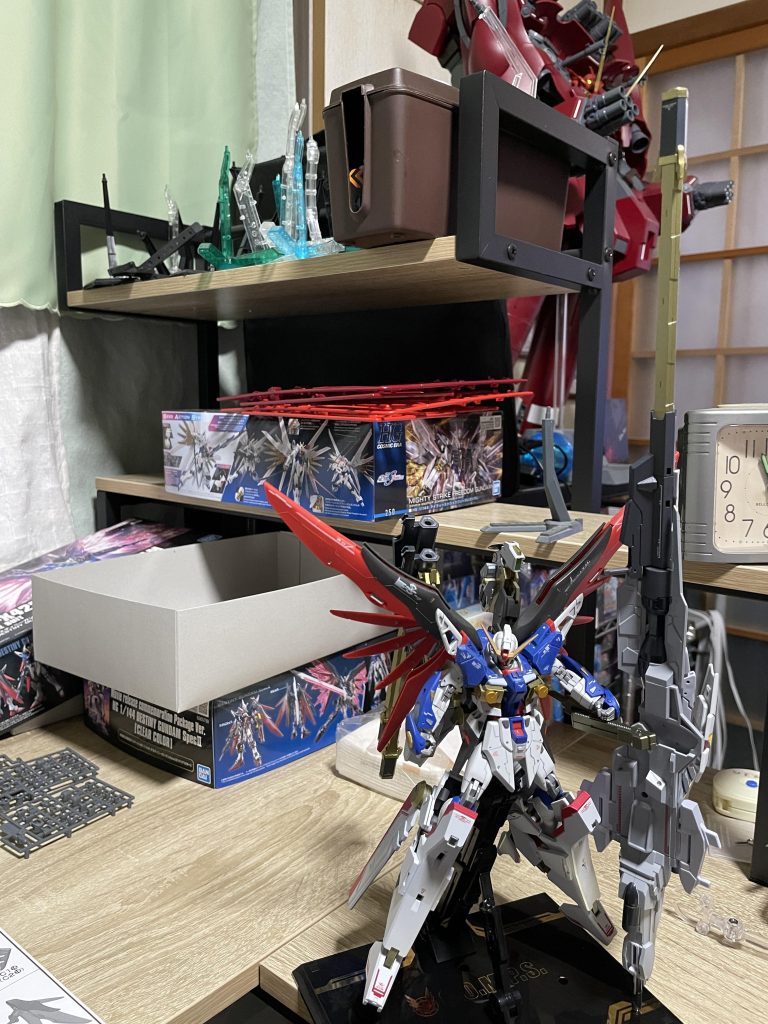 ただ、メタルロボット魂となってますが、ダイキャストは使用されておらず重さがないならHGにも取り付けられると思い、無理矢理取り付けました