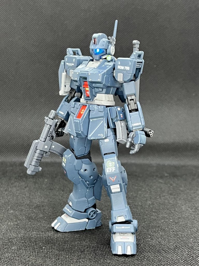 上腕(肩との接続部)、腹部、太ももの付け根をプラ板で延長。縦にちょっと伸ばしてスタイル改修スプレーで全塗装(ネイビーブルー&ニュートラルグレー&ガンシップグレー等)デカールをペタペタ