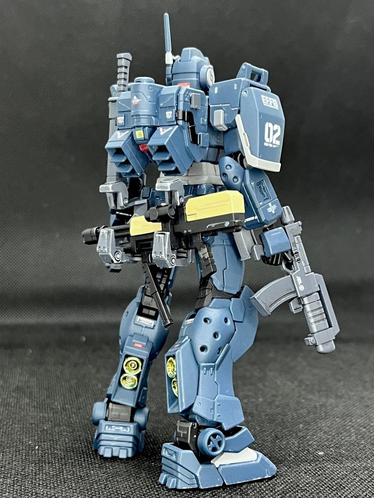 腰の背部にマルチ・ウェポンラックを装着ミニガンをマウント肘と太もも裏のモールドはピンバイスで地味に穴あけ 