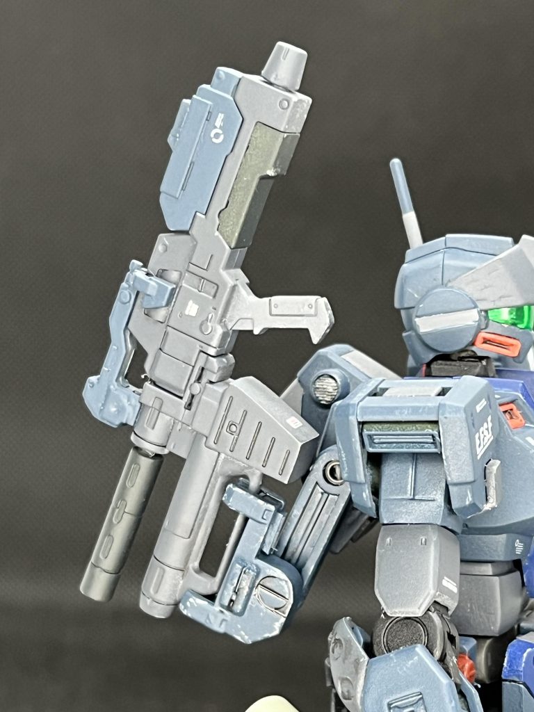 境界戦機のウェポンラックがシンデレラフィット。バックパックには3mmの穴を開けて接続してます。ウェポンラックを装着しない時は穴をカバー(30 MINUTES MISSIONSから流用)で塞いでます