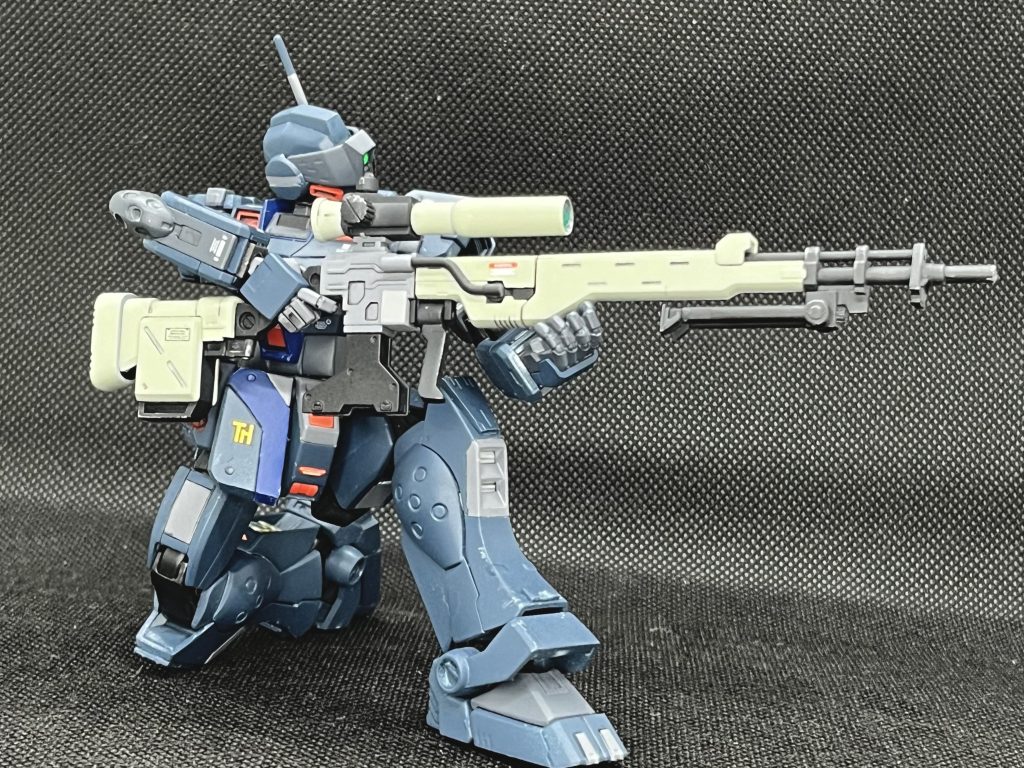 お約束の射撃スタイル。腕を延長したので、なかなか厳しい姿勢。