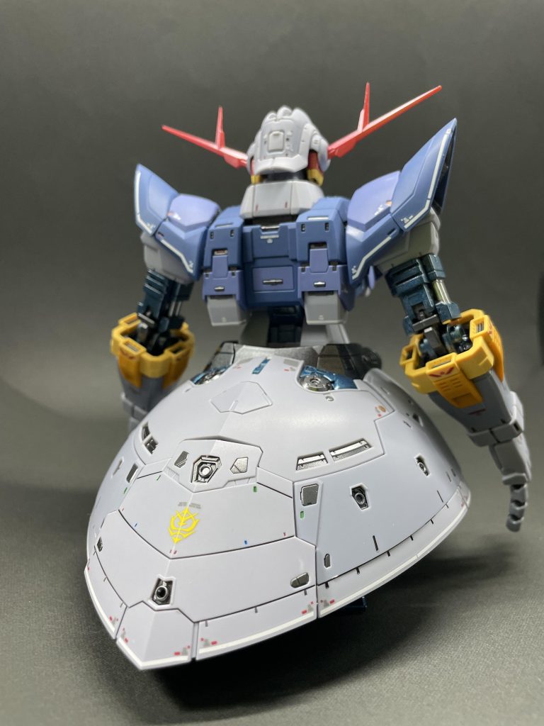 背面。いわゆるバックパックが無いので、割とスッキリしています。高機動型パーツが欲しいところです😆その前に脚ですね