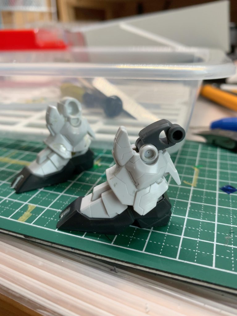 BB387の腿の内側を切り落とし、創傑伝フレームの腿に3mmプラ棒で軸を作り接続。これでサイドアーマーが付けれるようになりました。