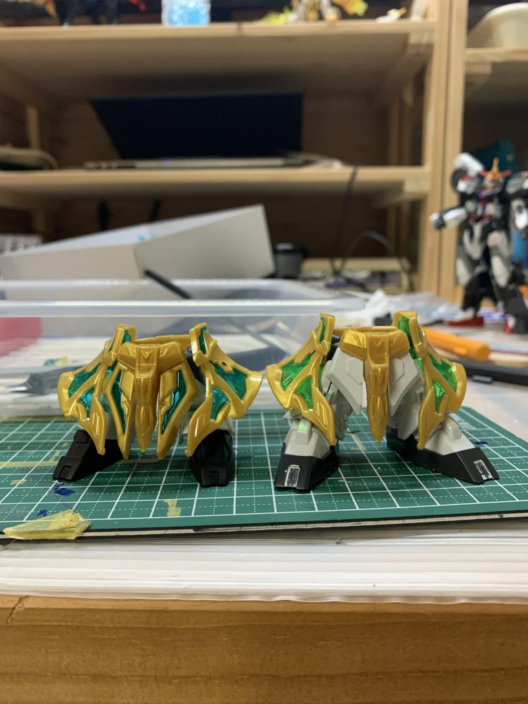 腿を創傑伝フレームにした事により、腰部を創傑伝をそのまま使用。左の創傑伝ノーマル武聖関羽に比べて少し等身が上がりました。上半身のBB387とは接続ジョイントが違うため創傑のものを移植して接続しました。