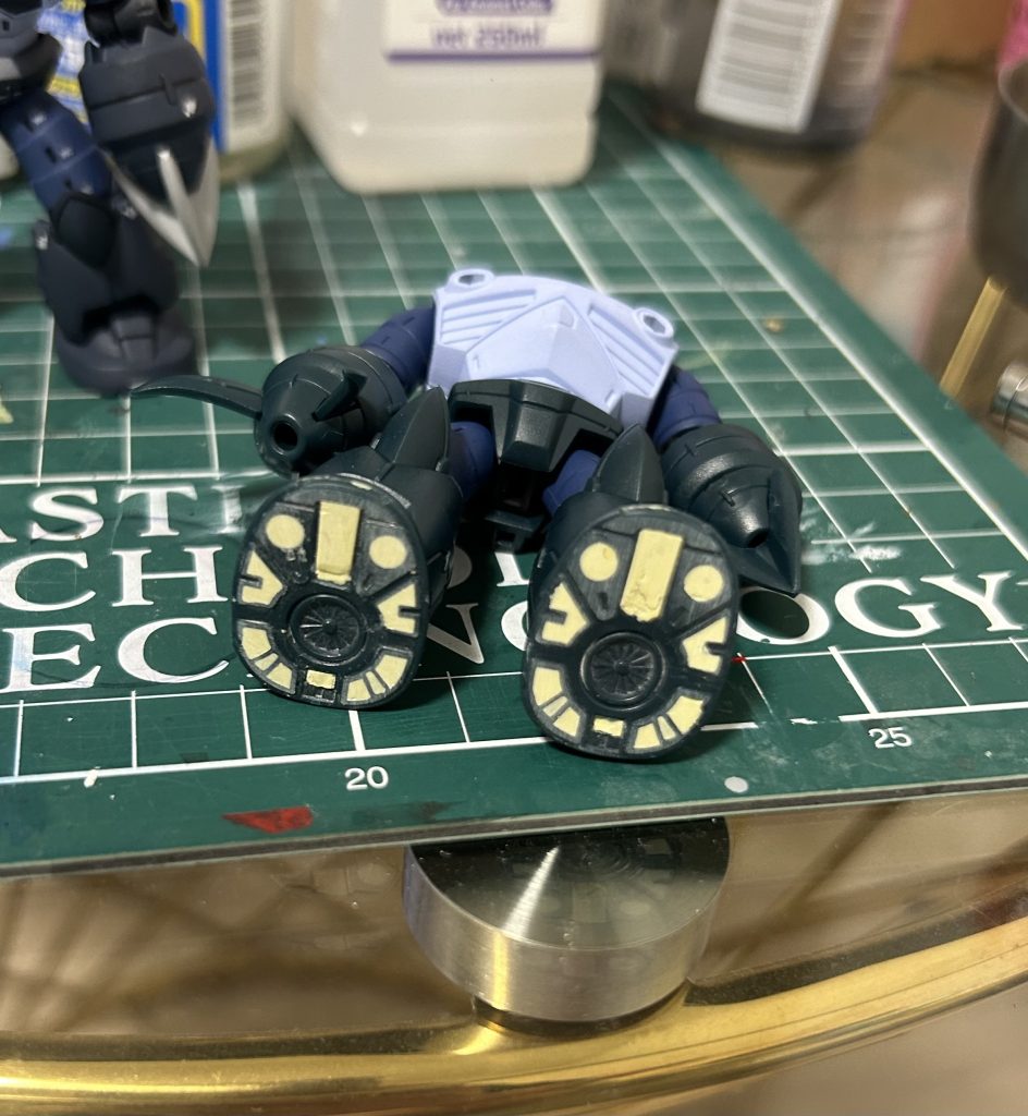 こんな感じでパテで埋めてます