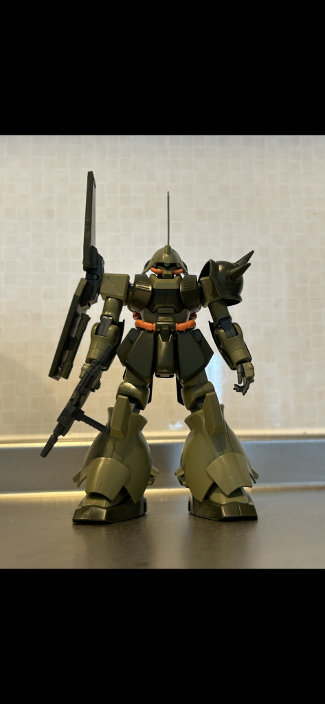 トゲトゲの部分は先をランナーの切れ端を使い延長しています。太もも部分はプラ板で6ミリ長くしてます!あと太ももが全体的に丸みがあるので、やすりで角ばらせてそこにプラ板を着け、プラ板を削り隙間にはラッカーパテを使って埋めてあります。ここが1番大変でした、、、あとは胸筋の横幅、胴体のあばらに当たる部分の長さも2ミリプラ板で延長してます。肩の可動部も高さをプラ板で合わせています。