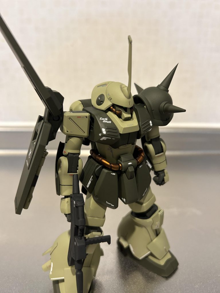 デカールは想像とカトキハジメさんプロデュースのロボット魂をイメージして作りました!EARTH HOUSEのデカールがは彗星の魔女のデカールを使っています。ジオン残党軍が地球で頑張っていたのでそれもありかなと思い付けてみました。基本デカールはRGサザビー、νガンダムを使ってます!