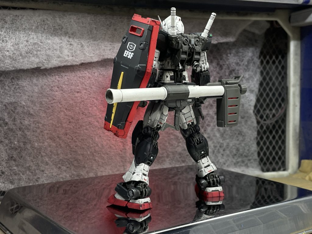 フレームと武器は成形色余った水転写デカール貼ってスムースクリアでトップコート後ウェザリングカラーのブラックで薄くフィルターかけてエナメルグレーでチッピングとシルバーでドライブラシもう一度トップコート後ウェザリングマスターのススでエッジだして完成