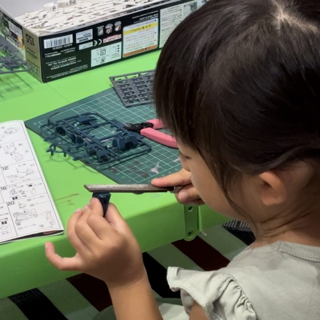 もう何個も作品を作っているので、ヤスリがけも慣れたもので。