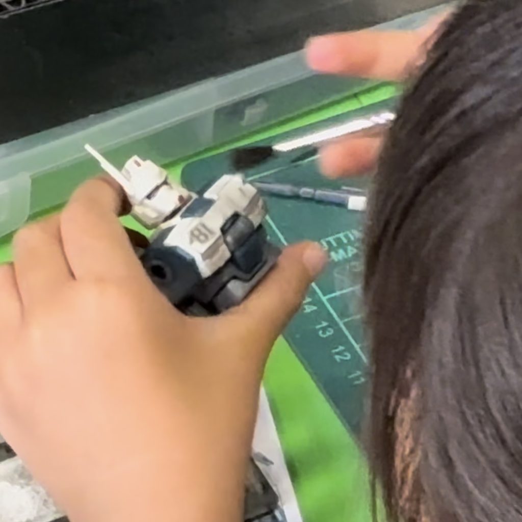 タミヤのウェザリングマスターで汚してます！マイ筆でどんどんウェザリングしていってます！