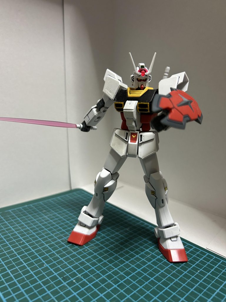 最後にサーベルを。EGって作りやすいし改造もしやすくていいキットだなーと初EGで思いました。ただ遊びすぎたら関節がゆるゆるでちょっと残念でしたが。