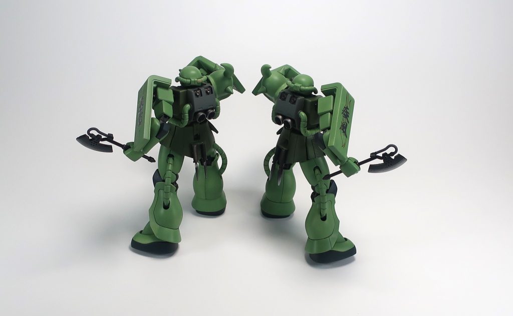 武装は漢らしく近接武器のみ。ヒートホークとスパイクシールド、腰に短剣を下げています。