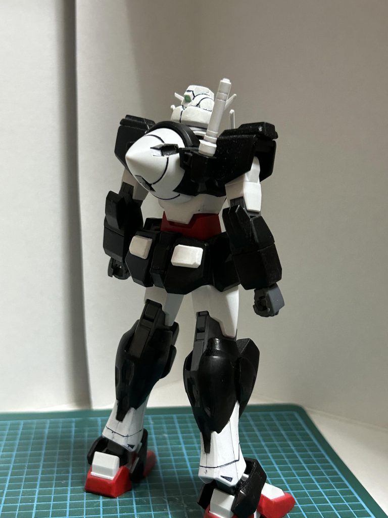 ラーガンダムの肩っぽくガンダムの腰部分を付けたり、膝部分を接着剤でくっつけたり、首のジョイントをラーガンダムのに交換と簡単な形ですが改造はおこなっています。