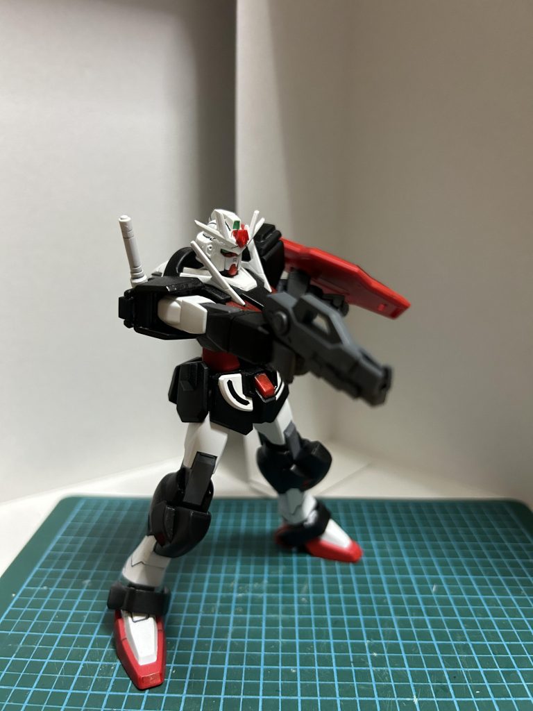 今回カラーリングは最初ラーガンダムと同じようにしようとしたんですが、雑誌のガンダムのカラー(恐らくプロトタイプかな?)がかっこよかったのでそれを参考にしました。そして今回前回の反省から黒サフを使用しました。塗装にマスキングとかしたりしたのも今回初です。