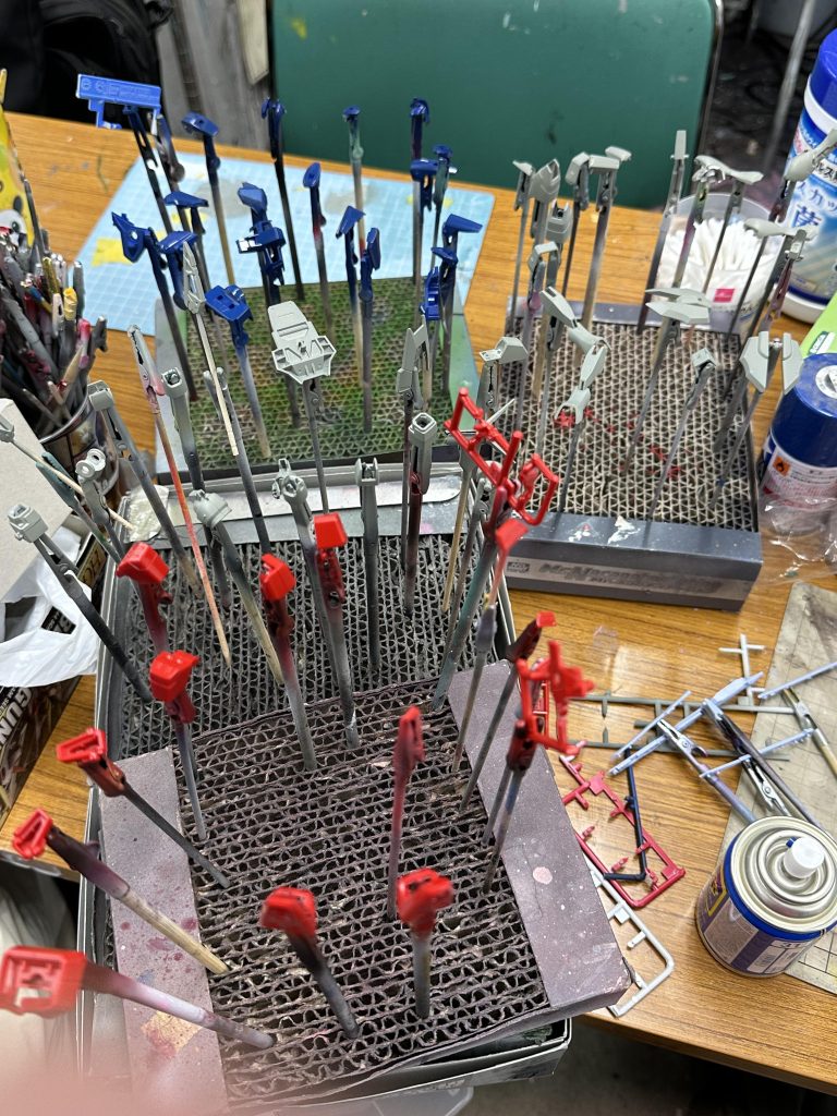 塗装は秋葉原工作室でさせていただきました。 塗装レシピ (全てスプレー塗料)本体灰色→ ミスターカラー 軍艦色(1)青→ タミヤ ブルー赤→ ミスターカラー レッド黒→ ミスターカラー ブラックアロンダイト等白→ ミスターカラー 灰色9号ビーム砲等深緑→ ミスターカラー 暗緑(三菱系)