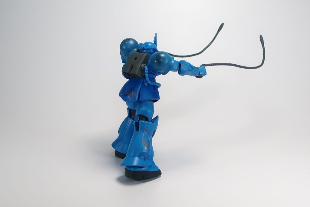 グフ=鞭、鞭=獄長であるならばグフ=獄長であるという三段論法によって爆誕した機体です。つま先が寸詰まりなので2ミリ延長したほかは、ショルダーアーマーを旧ザクのものに変えています。