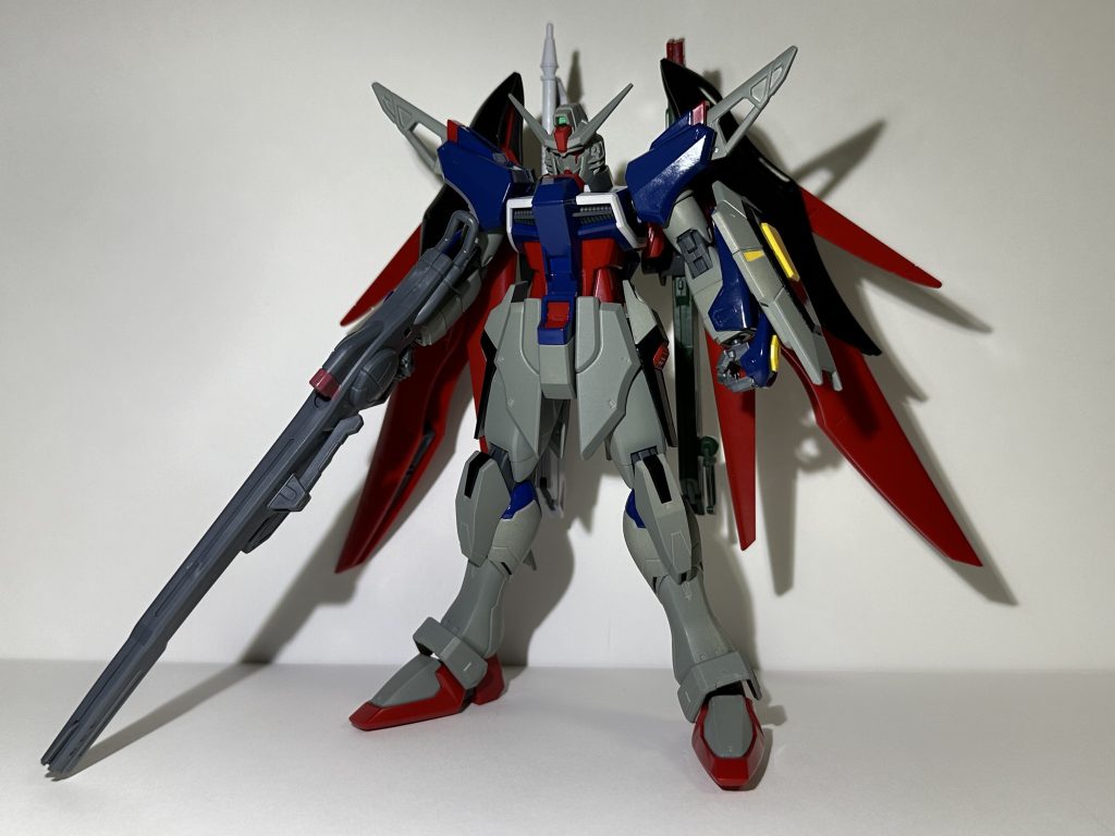 本体は基本的に可動などの構造が優秀なので特に加工無しレールガンをhgゲルググメナースから拝借レールガン、デスティニーの構造だとやや持たせづらい気がするのでなんらかの形で造形を変更したレールガンが出ないかと思っている