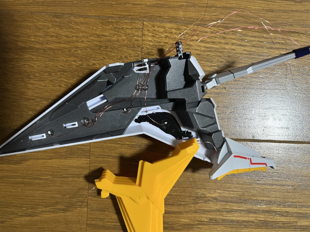 今回LEDは1608サイズのチップLEDで暖色、白、青を使用し、全部で34個です。コモン線を1本にまとめたりしなかったので線の数が多いのなんの。また、よくよく調べてみたらWS2812という色を変化できて、複数LED点灯でも信号線一本でいけるやつがあるみたい。次回からはこのLEDにしよう…。