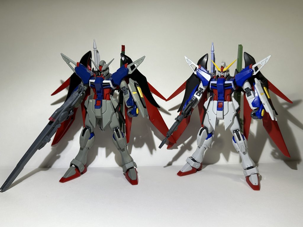 素組みのデスティニーガンダムと比較設定画では本体の色もそんなに変わってないように見えるけど宇宙空間での戦闘シーンが主という事も含めて印象込みで結構暗めに仕上げている