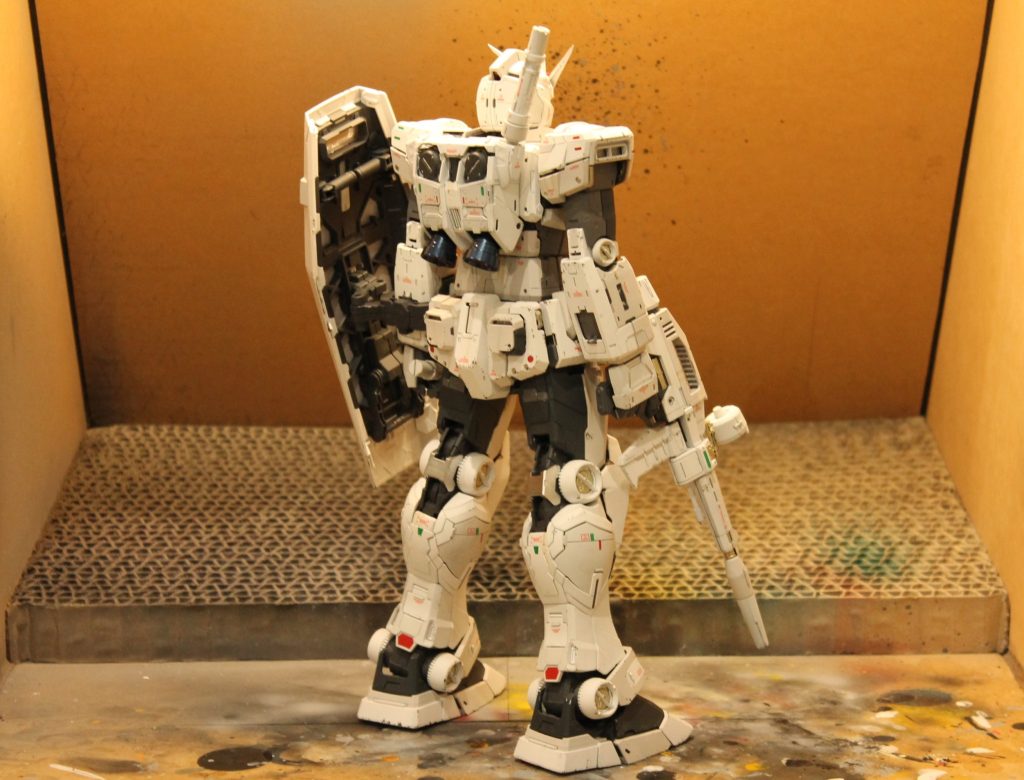 全身の写真です。ロールアウトカラーっぽいオリジナルカラーで塗りました。あとは全身に墨入れと液漏れ汚し、チッピングを施してます。元の出来が良すぎるキットなのでこれだけでとってもかっこいいです。あとチッピングに関してなんですけど、たしかエナメルじゃなくラッカー塗料で行ったんですよね。ラッカー塗料で全塗装したにもかかわらず。よくそんなことしたなと、今では思います。