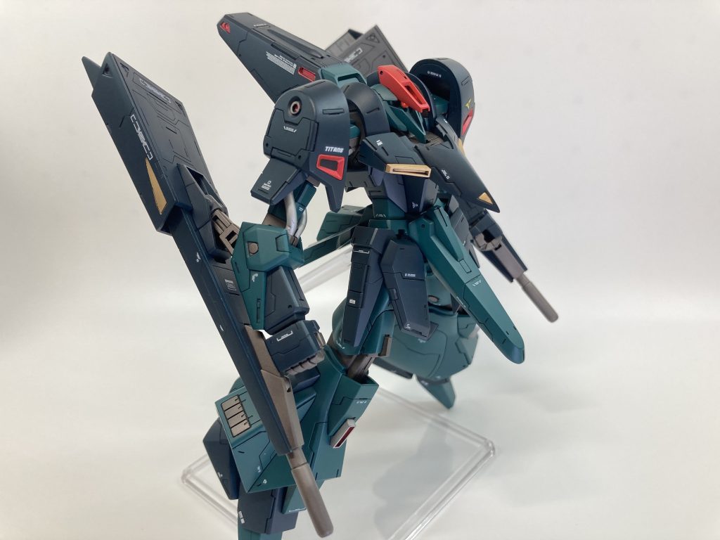 グリップを握らせようとしたら塗装が剥げたので握らせてないです。