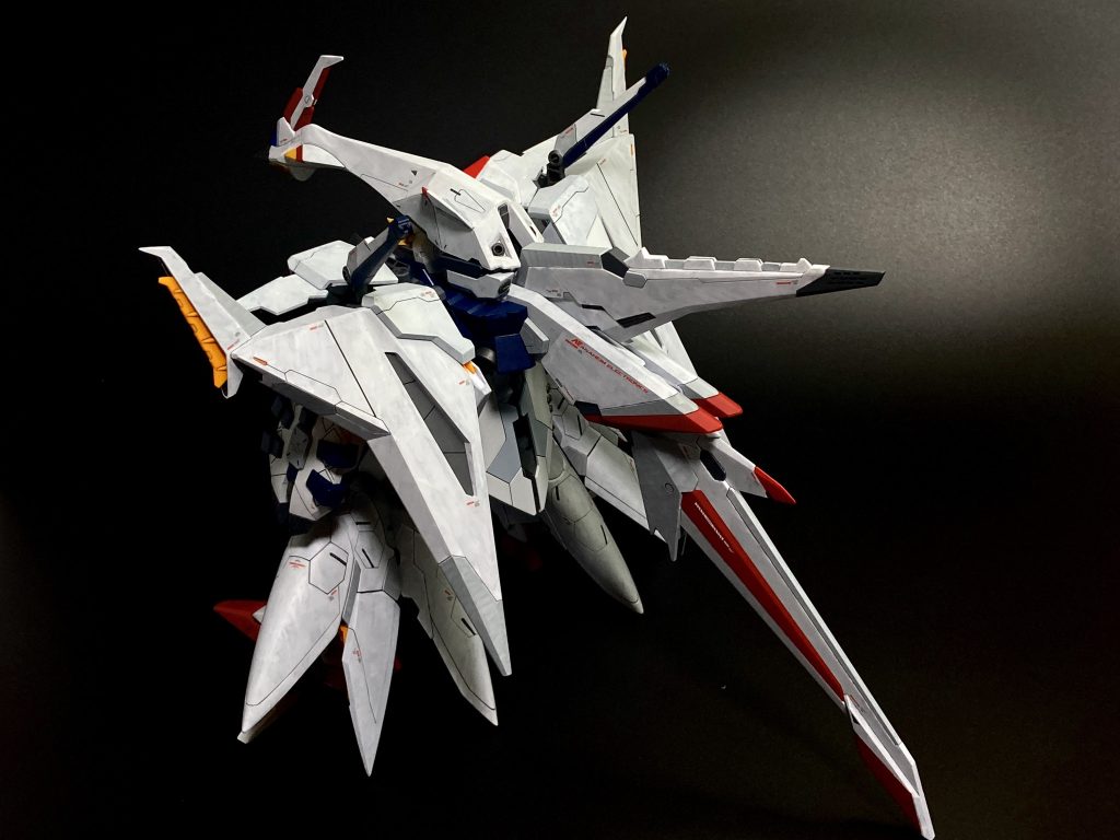 後ろ姿の翼竜というかラーミアというか、謎の空飛ぶ生き物感がカッコいいです。でもこの長ーい尻尾が我が家の収納環境に新たな問題を呼ぶんですよ😅