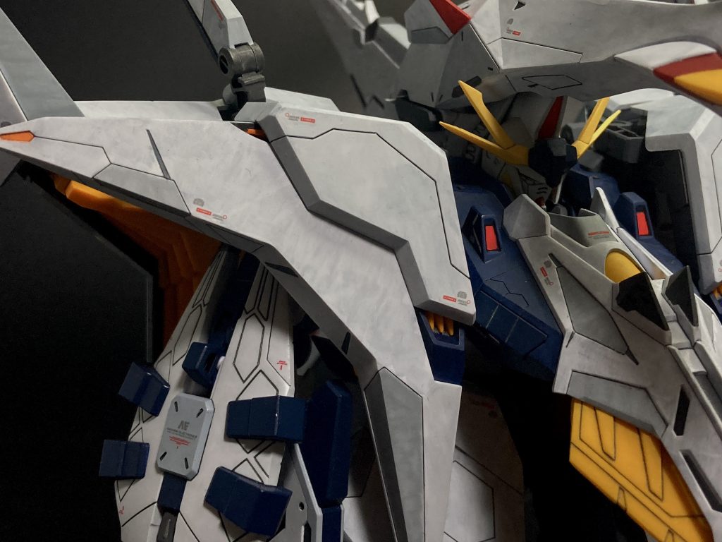 この巨体のモールド掘り直しや表面処理は終わりが遠くてかなりの苦行でした。反面塗装は丁寧とは真逆に、筆跡残しまくって逆に情報量にしてやると勢いでやりましたが、想像以上に汚くなってしまって内心はヤバいやっちゃったかも…と憔悴。でもつや消しトップコート吹いたらなんか良い感じの模様に見えてきたんで、もう大丈夫。色々あったけど私は元気です。