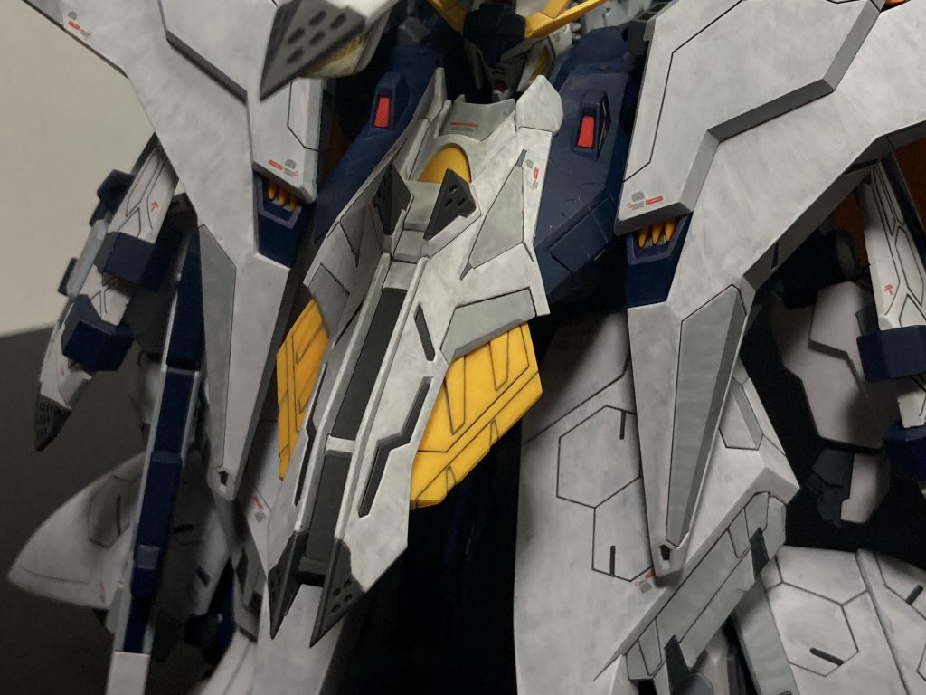 一番色分けが激しいのがこの胸部パーツ。地味な色合いですが。