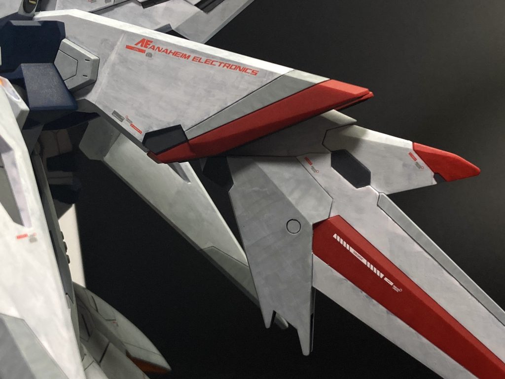 その長ーい尻尾に貼ってある細長いデカール。この形状のデカールが一番貼るの難しいっす😓実は端の方千切れてしまったのでキリの良いところで切ってバランス取ってます。