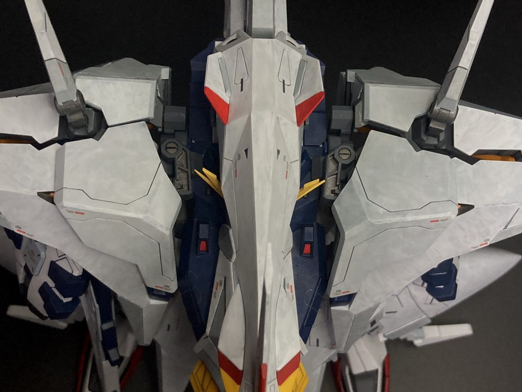 ちょっと頑張ってスジボリ追加した肩パーツを上からも。接続部パーツも肉抜き穴埋める程は頑張れませんでしたが、塗り分けして地味な情報量アップにはなってると思います。