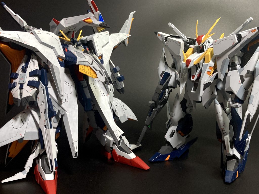 最後は兄弟機と一緒に。2年前に作ったこのΞガンダムと同じ色分けにしようと思って、とっておいてあった調色済み塗料を使って塗装したんですが、劣化していたのか塗りにくいのなんの。もしかしてクレオスとタミヤを混ぜて作ったのも劣化した原因かも。なので思いつきで塗面を筆跡を残す方向にシフトしたんですが、終わり良ければ全て良しって事で🤗劇場版の続編が待ち遠しい限りです。最後までご覧頂きありがとうございました!
