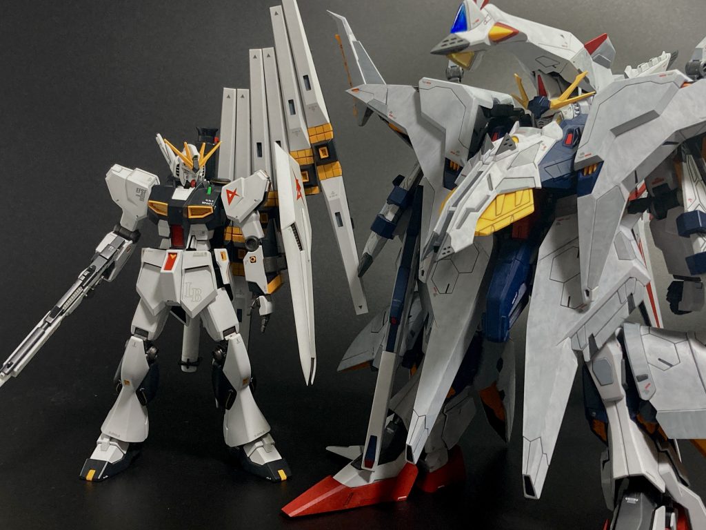 大型のはずのνガンダムが標準サイズに見えます。