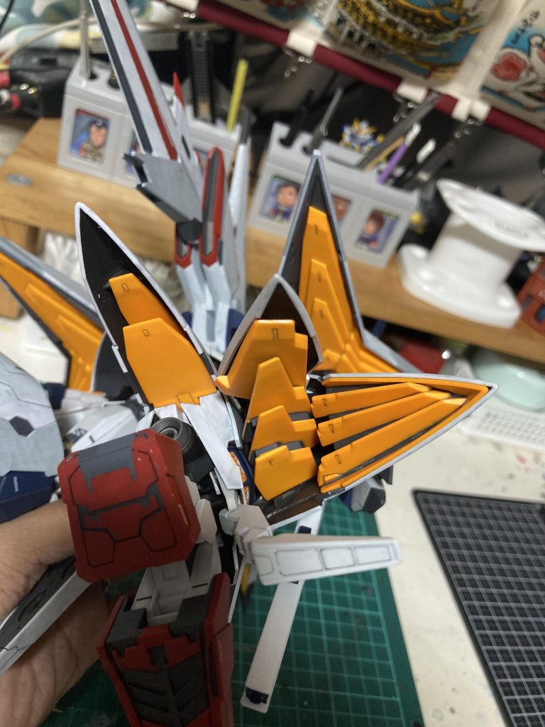 脚パーツの装甲裏、特にミノフスキーフライトの発光体部分の塗り分けも結構苦労しました。正面から見ても結構見えちゃう部分なので、ここはちゃんと塗っておくと引き締まって見えるので頑張って良かったポイントです。