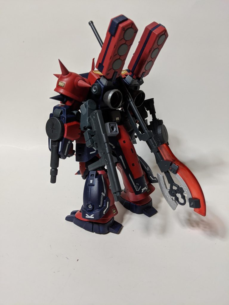 確認されたザクF2000は若干の形状変化とサイコミュらしき兵装の追加、カラーリングの変更などが見て取られたが、オールズモビルの特性を考えると内部構造にどれだけの改造が施されているかしれない。それどころかザクF2000がどういう経緯で彼らの手に渡ったのか、パイロットがだれなのか、ひとつ残らず不明(アンノウン)である。