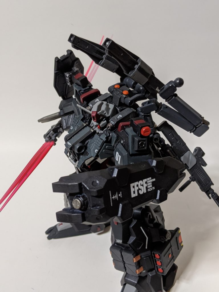 リックは常々自分の人生は恵まれていると思っていた。夢をかなえ、人間関係にも恵まれ、誇りを持てる仕事をしている。これ以上を望むのはぜいたくで罰が当たるというのが彼の偽らざる本心だった。そんな彼の思いを聞いた同僚は欲がないなと茶化して笑うが、冗談だというのが伝わってくるし、何より最近同僚のMSパイロットの女性に告白してOKをもらった彼はだれがどう見ても人生の勝ち組であり、やっかみ交じりの冗談程度は嫌味で返すくらいの余裕がある。