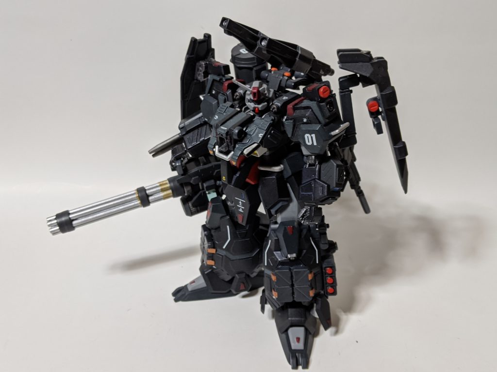 いち早く正気に戻った僚機が発砲するころには彼我の距離は近づきすぎていた。背中から取り外した長柄のアックスが同僚のグスタフをどうで両断するのをみたリックは叫んだ。何を叫んだのかはわからないが叫んで、正体不明のザクタイプに発砲した。警備既定の誰何や警告必須などのマニュアルは頭から吹き飛んでいる。ただ生存本能のままに反撃したが、ザクタイプのバックパックから分離したファンネルに頭部を破壊されその衝撃でモニターとともに彼の意識もブラックアウトした。