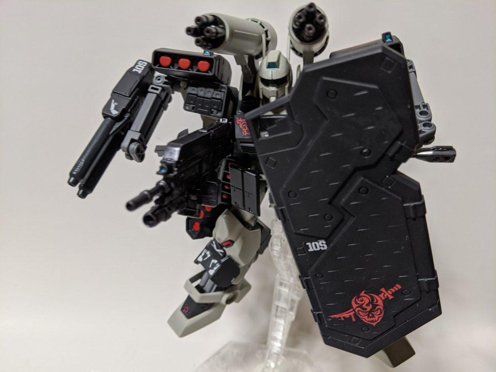 一年戦争時に検討されたいわゆるフルアーマー計画、既存の機体に追加装甲を施すことで防御力、速度、火力を向上させる計画を参考にGキャノンに追加装甲を施したのがアーマードGキャノンである。