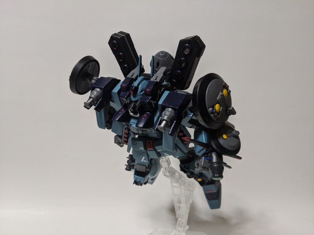 武装は元となったヘビーガンのものをそのまま継承しているが、あくまで護身用であり、腰部のグレネードは逃走用の煙幕弾に変更されていたりする。センサーは電子的なものに加え、赤外線や腕に搭載されている望遠カメラ、熱源センサー、背部には六機の偵察用ドローンなども搭載されている。