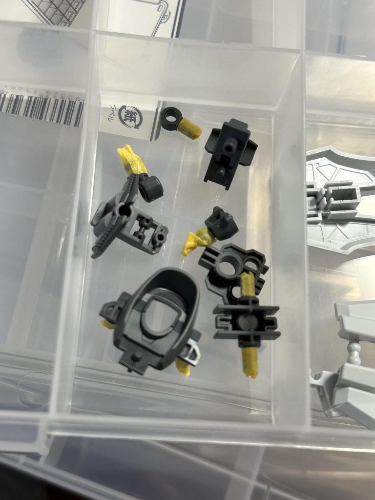 関節の負荷がかかりそうな場所は徹底的にマスキングして塗装関節には白サフを吹いた上からミスターカラーのメタリックレッドを塗装サフと塗料の塗膜が二重にかかるので可動部にはかなり気を使ってマスキング、塗装したのでかなり手間がかかったが発色が良くなったのでこれで良し