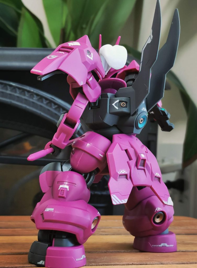 ハイパー手抜きモデリングですが、メタリック色を部分塗装するだけで、パチ組み感がなくなりますね。