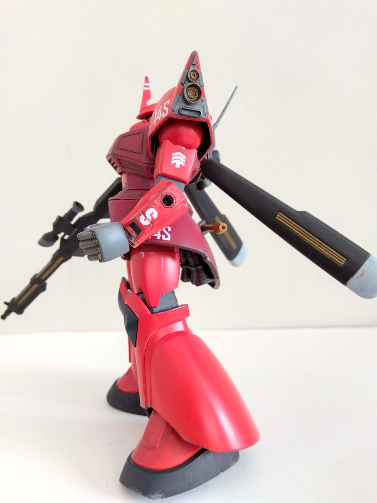 側面図。肩部には、MSGやプラ板でスラスターを作りました。胸部はスジ彫りとプラ板とMSGで作った急造のハッチを貼ってみました。