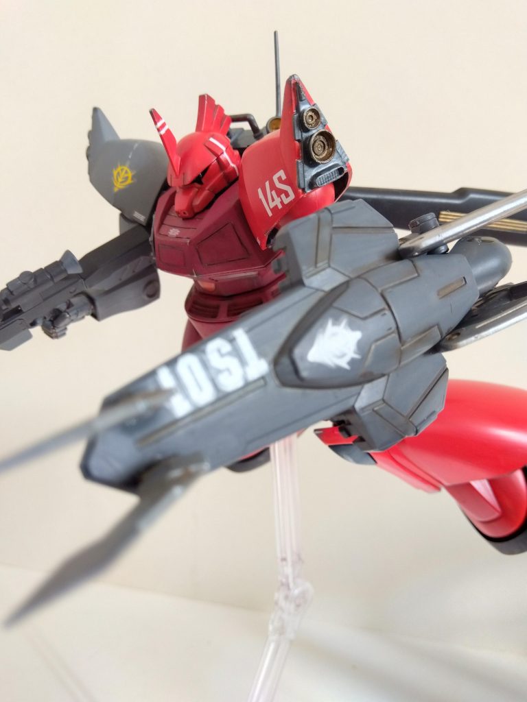 シールド内部にサブジェネレーターを内蔵していて、打突だけではなくビームガンによる連射も可能としています。