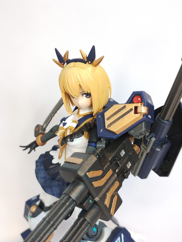 ヘビーアームズのアーミーナイフは分解し、30MSの手首ジョイントと組み合わせました。↑の通り格納モード、ナイフ刃展開モードを再現できます。ちなみに左腕には、インパクトの強い旧キット・ヘビーアームズカスタムのツインガトリングを流用してます。