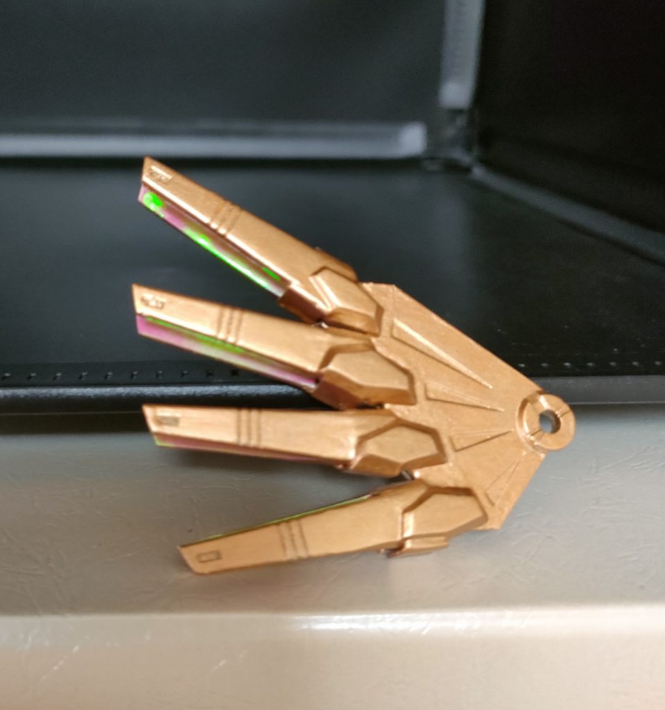 金の翼を分割し、ホログラムピラーを裏に貼り付け