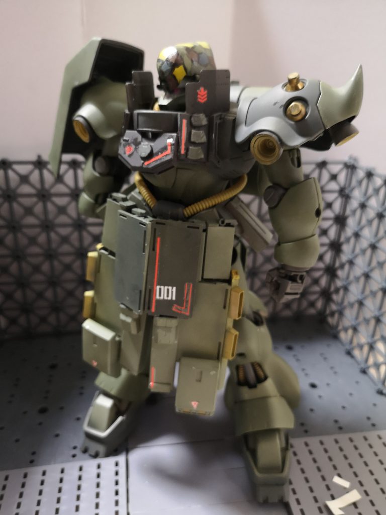 とにかく赤いラインとコートのデザインが苦労しました。またメタル感の演出に盾や肩の突起には真鍮のパーツを使用しました