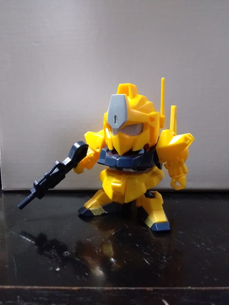 今回の製作テーマは「キットの気になっていた所を直す」でした。製作に当たり、頭部の形状変更と両肩上部のバーニアボックスの小型化、それと脚部の可動化を行ってみることにしました。